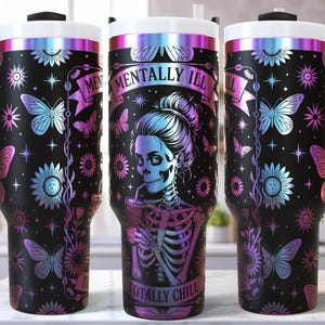 Embalagem para copo a laser Skeleton SVG de 40 oz, gravação a laser SVG, design sem emendas para abafador gravado, carta de tarô engraçada SVG, borboletas florais