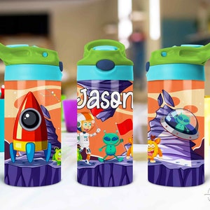 Op de afbeelding: Drie kleurrijke herbruikbare waterflessen met een ruimtethema. De flessen hebben een raket, een alien en een astronaut. Eén fles heeft de naam "Jason" erop gedrukt.