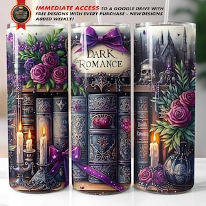 Pode incluir: Um conjunto de três canecas de aço inoxidável de 590 ml com um tema gótico. Cada caneca apresenta um design de estante com livros, rosas, velas e o texto "DARK ROMANCE". As canecas têm um acabamento brilhante.