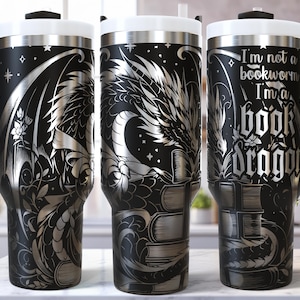 Boek draak SVG 40 Oz laser Tumbler wrap / gegraveerd geëtste quencher naadloos / leesgrage fantasie sprookjesliteratuur ontwerp / bibliothecaris cadeau