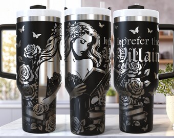 Può includere: Tre tazze da viaggio nere con disegni argentati. Una tazza presenta una donna che legge un libro, un'altra dice "I prefer the Villain". Sono raffigurate anche rose, farfalle e libri. Ogni tazza ha un manico nero e un coperchio bianco.