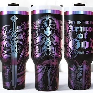 Puede incluir: Taza de viaje negra con asa, con un diseño de espada, una figura arrodillada con armadura y el texto "Put on the full Armor of God". La obra de arte utiliza tonos de morado, azul y rosa.