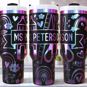 Peut inclure: Gobelet noir avec couvercle et anse blancs, orné d'un motif coloré avec des arcs-en-ciel, des cœurs et des fournitures scolaires. Le texte "MS PES PETERSON" est affiché sur le devant.