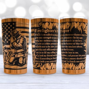 Puede incluir: Tres vasos de acero inoxidable naranja con un diseño negro. Un vaso presenta una bandera estadounidense y un bombero arrodillado. Los otros dos vasos tienen el texto "Firefighter's Prayer" y un diseño de llama.