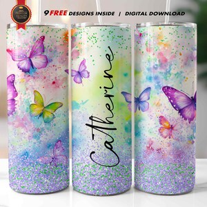 Könnte beinhalten: Drei personalisierte Becher mit einem Aquarell-Schmetterlingsdesign. Die Becher haben einen farbenfrohen Hintergrund mit lila, rosa und grünen Akzenten, und der Name "Catherine" ist auf einem von ihnen geschrieben. Der Text "9 FREE DESIGNS INSIDE | DIGITAL DOWNLOAD" ist ebenfalls sichtbar.