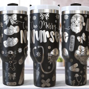 Puede incluir: Tazas de viaje negras con tapas y asas blancas. Las tazas presentan diseños plateados de adornos navideños, símbolos médicos y el texto "One Merry Nurse". Las tazas están decoradas con copos de nieve y lazos.