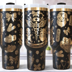 Puede incluir: Vaso de viaje negro con detalles dorados y borde blanco. El vaso presenta un diseño festivo con Papá Noel, lazos, copos de nieve y el texto "Santa's Favorite Nurse". Incluye un asa negra.
