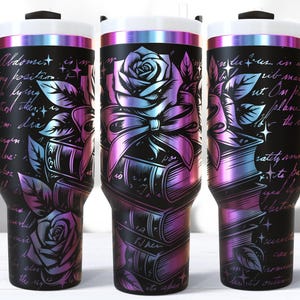 Bookish SVG 40 Oz Laser Tumbler Wrap, graviertes geätztes Quencher-nahtloses Design, kokette Schleifen-Rosen-preppy girly gotische Handschrift Romantasy