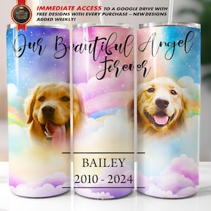 Pode incluir: Um copo personalizado com um fundo de arco-íris e nuvens. O copo apresenta um cão golden retriever com o texto "Our Beautiful Angel Forever" e "Bailey 2010-2024".
