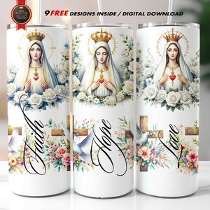 Op de afbeelding: Drie witte roestvrijstalen bekers met afbeeldingen van de Maagd Maria en bloemmotieven. De bekers zijn gelabeld met "Geloof", "Hoop" en "Liefde".