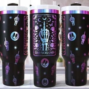 Envoltório engraçado para copo a laser SVG de 40 oz, arquivo SVG para gravação a laser, palavrão, design de esqueleto de mão para carta de tarô retrô para adultos, Zero F*cks Given