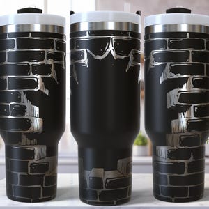 Aangepaste laser 40 Oz beker wrap SVG / gravure geëtste quencher naadloos / 3D gebarsten gat in de muur ontwerp / personaliseren Citaat afbeelding toevoegen