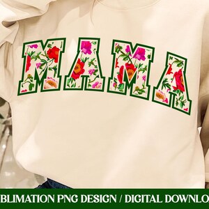 Design de camisa de sublimação PNG floral MAMA, bordado falso, peônias vintage, design de flores de primavera / letras universitárias
