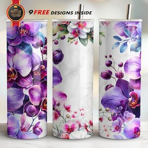 Puede incluir: Tres vasos de acero inoxidable con diseños florales. Los vasos presentan vibrantes orquídeas moradas y rosas sobre un fondo blanco. El texto "9 FREE DESIGNS INSIDE" es visible en la parte superior de los vasos. Cada vaso tiene una pajita plateada.