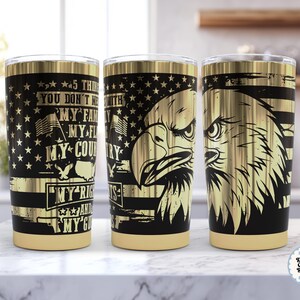 Op de afbeelding: Drie roestvrijstalen bekers met een goud en zwart ontwerp. Het ontwerp bevat een Amerikaanse vlag, een adelaar en de tekst "5 Dingen waar je niet mee knoeit: Mijn familie, mijn vlag, mijn land, mijn rechten en mijn wapens."