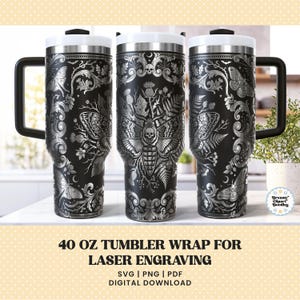 Könnte beinhalten: Drei schwarze 40-oz-Becher mit Griffen und weißen Deckeln, verziert mit silbernen Lasergravuren von Motten, Totenköpfen, Farnen und kunstvollen Schnörkeln. Der Text 40 OZ TUMBLER WRAP FOR LASER ENGRAVING SVG | PNG | PDF DIGITAL DOWNLOAD ist zu sehen.