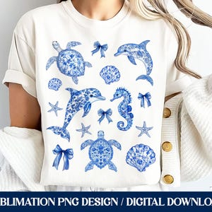 Camiseta PNG con sublimación de conchas marinas coquetas, diseño chinoiserie de toile, retro costero de playa, vibraciones de verano PNG, lazo de coqueta de verano, viaje de chicas
