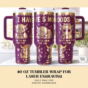 Könnte beinhalten: Drei violette 40-oz-Becher mit goldfarbenen, lasergravierten Highland-Rind-Illustrationen und Text. Die Designs zeigen verschiedene Rinderausdrücke und Phrasen wie I HAVE 5 MOODS, I'M TOO OLD FOR THIS, I'M TOO TIRED FOR THIS und I DON'T HAVE TIME FOR THIS.