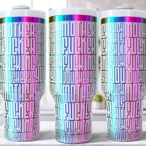 Puede incluir: Tres vasos de acero inoxidable con asas y tapas blancas, con un acabado degradado de arcoíris vibrante. La superficie está cubierta con un patrón tipográfico vertical repetitivo de insultos, incluyendo motherfucker y douchebag.