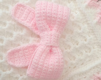 Manta de crochê para bebê: branca com detalhes e laço rosa (84 x 81 cm)