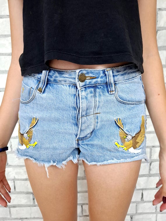 Short femme aigle sale