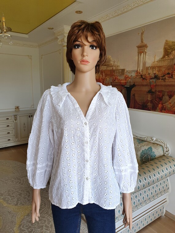 Vintage Victoriaanse geïnspireerde sheer witte blouse voor vrouwen met crèmekleurig kant en genaaid op versiering Kleding Dameskleding Tops & T-shirts Blouses 