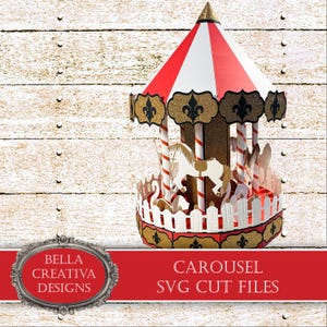Op de afbeelding: Een rood-wit gestreepte carrousel met gouden accenten en een wit paard. De carrousel is versierd met gouden fleur-de-lis en heeft een wit hek om de basis. De tekst "CAROUSEL SVG CUT FILES" is afgedrukt op een rode banner onder de carrousel.