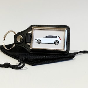 1-serie autokunst sleutelhanger, sleutelhanger, sleutelhanger, chroommetaal en kunstleer, autocadeau, veel autokleuren beschikbaar