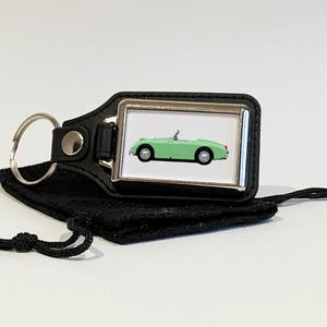 Austin Healey Sprite autokunst, kikkeroog, sleutelhanger, sleutelhanger, sleutelhanger, chroommetaal en kunstleer, autocadeau, veel autokleuren beschikbaar