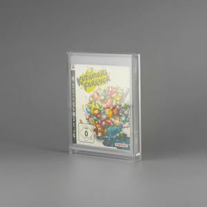 Puede incluir: Una funda de plástico transparente que contiene un disco de videojuego de PlayStation 3. La portada del juego presenta el título "Katamari Forever" en amarillo y verde, con una colorida ilustración de una bola de objetos. El juego está clasificado "0" y el logotipo de Namco es visible.