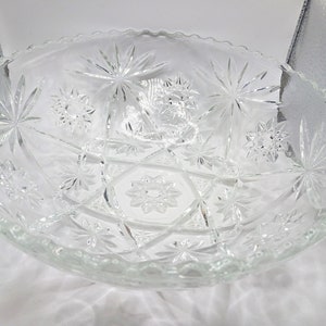 Retro Anchor Hocking Sunburst Scalloped Large Clear Glass Serving Bowl..