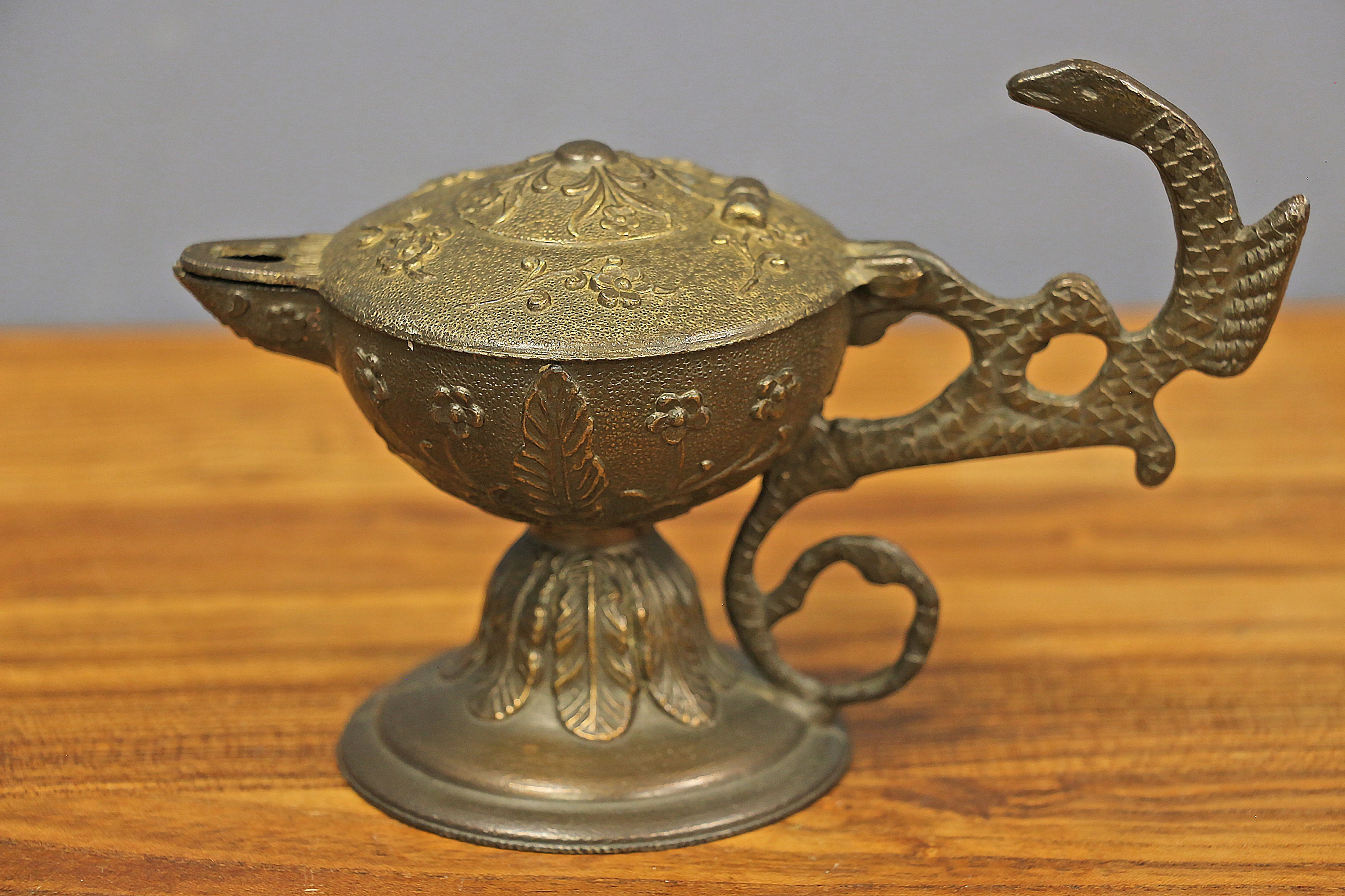 Deco 79 Metal Aladdin Lamp, 6 x 2 x 4, Brass : : Tools & Home  Improvement