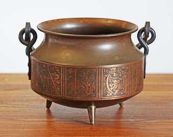 Caldero de bruja de cobre con alfabeto grabado, mango y patas de hierro. Pequeño caldero de bruja de cobre, caldero ritual, decoración para el regreso a clases.