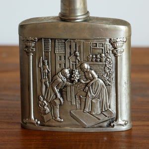 Frasco de bolsillo vintage con adornos artísticos, frasco en relieve de Alemania, minibotella de peltre, frasco adornado con 95 % Zinn, regalo inusual para él. imagen 3