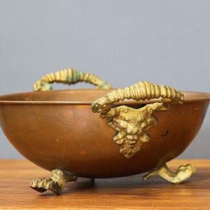 Vintage koperen kom met messing handgrepen en poten, decoratieve metalen kom