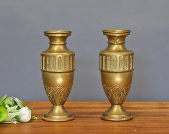 Vintage Paar Messingvasen. Kleine,süße Art-Deco Vasen. Eingraviertes figuratives Design. Englische Messing Design Urne. Antike Messing Amphore.