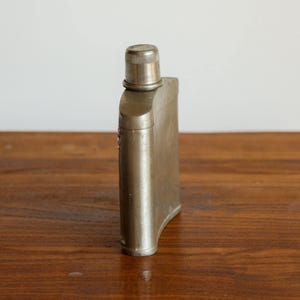 Frasco de bolsillo vintage con adornos artísticos, frasco en relieve de Alemania, minibotella de peltre, frasco adornado con 95 % Zinn, regalo inusual para él. imagen 9