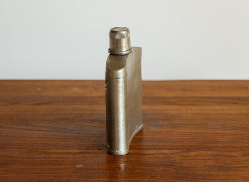 Frasco de bolsillo vintage con adornos artísticos, frasco en relieve de Alemania, minibotella de peltre, frasco adornado con 95 % Zinn, regalo inusual para él. imagen 9
