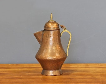 Arabische Kupferkrug mit Griff und Deckel Kupfer gravierte Krug Kupfer Repouss Krug Alte handgefertigte Ewer Kupfer Herzstück Dekoration