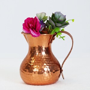 Kupferkrug für Wein oder Wasser, kleiner Kupferkrug mit Griff, dekorativer Kupferpflanztopf, elegante kleine Kupfervase.