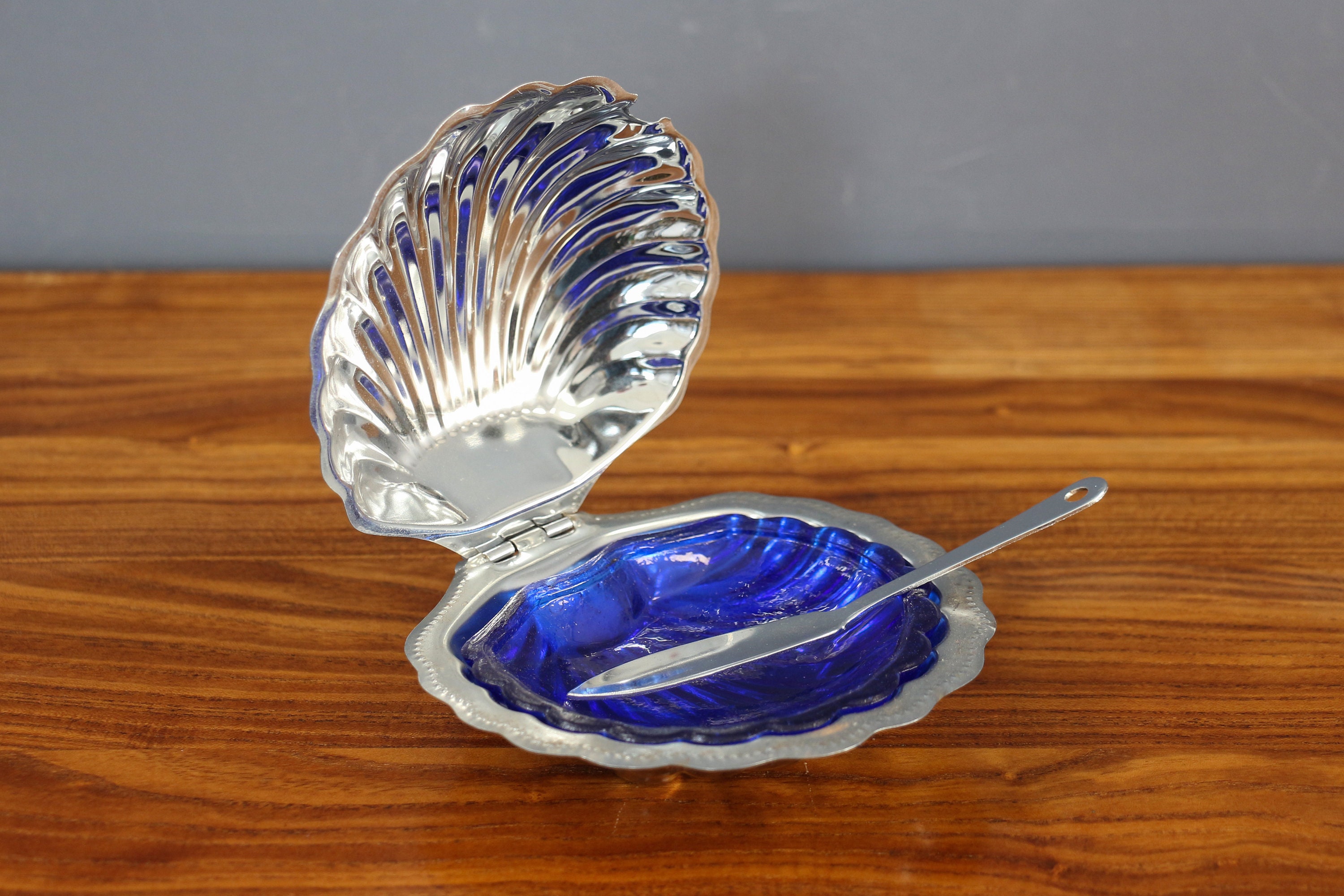 Clam Shell Butter Dish/Catch All with Blue Plastic Liner – Vintage