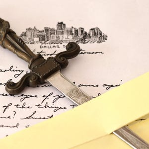 Abrecartas con mango de caballero vintage, forma de espada medieval