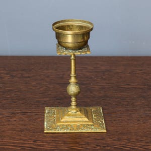 Candelabro antiguo de latón ornamentado. Candelabro de latón con cara de diablo. Candelabro gótico de latón. Candelabro vintage de latón.