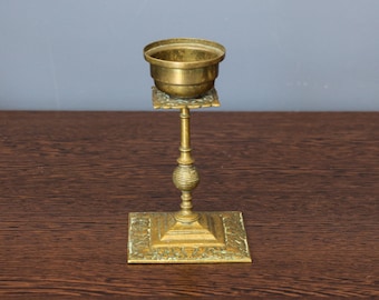 Vintage gotisk mässingsljusstake med djävulsansikte, utsmyckad detalj