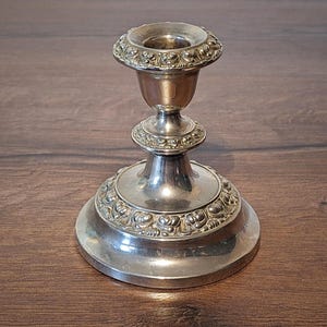 ヴィンテージ シルバー メッキ ドワーフ キャンドルスティック - IANTHE of England 刻印入り、ミッドセンチュリーのショート シルバー メッキ キャンドルスティック ホルダー