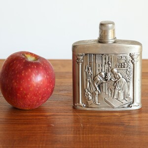 Frasco de bolsillo vintage con adornos artísticos, frasco en relieve de Alemania, minibotella de peltre, frasco adornado con 95 % Zinn, regalo inusual para él. imagen 8