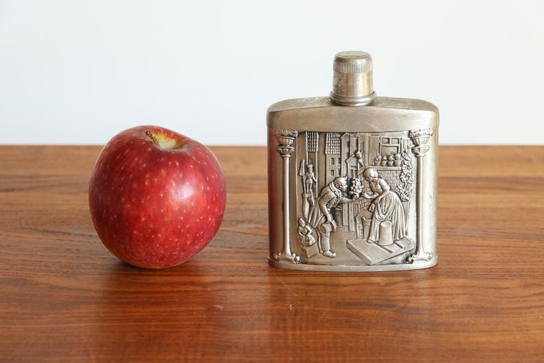 Frasco de bolsillo vintage con adornos artísticos, frasco en relieve de Alemania, minibotella de peltre, frasco adornado con 95 % Zinn, regalo inusual para él. imagen 8