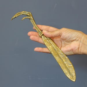 Abrecartas de bronce con forma de garra de águila de bruja, abrecartas de estilo gótico renacentista, con forma de pluma y garra de pollo.