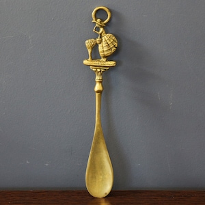 Messing schoenlepel dame, oude dame die appel eet, verzamel retro ornament, woondecoratie, accessoires voor schoenen, elegante koperen schoenlepel.