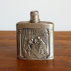 Frasco de bolsillo vintage con adornos artísticos, frasco en relieve de Alemania, minibotella de peltre, frasco adornado con 95 % Zinn, regalo inusual para él. imagen 4